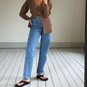 Vintage U.S.A made Levi’s 550 high-waisted medium-wash jeans. 💙